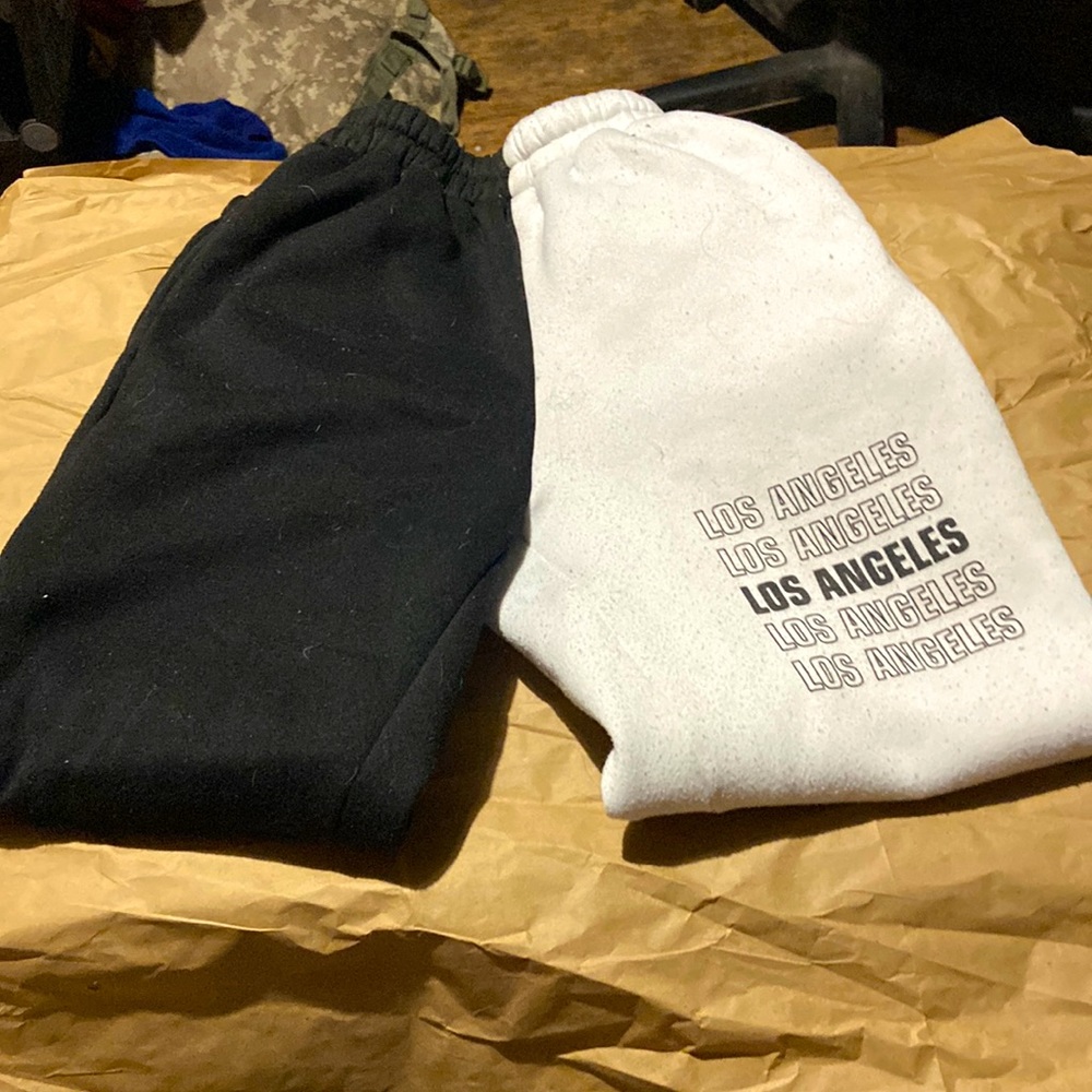 I’m selling these sweatpants very baggy but very comfy